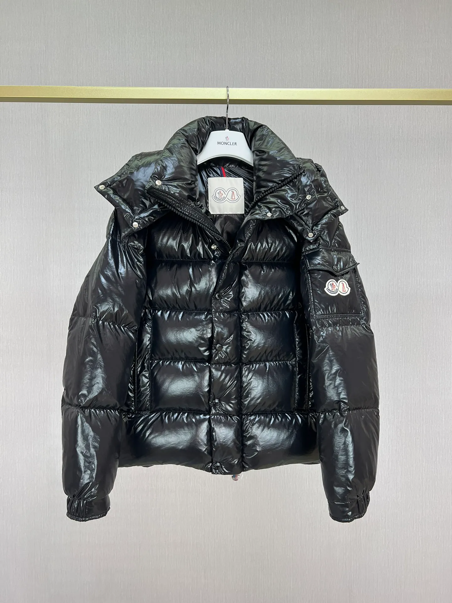 P390 Moncler/ 2026 70 、 。 DNA ， ， 。 Classic ， 、 。 Classic 70 。 Quality， 90 ，Premium Quality ， ，Black ！ Sizes M-3XL